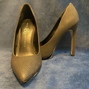 Rock & Republic Black Snake Skin Pumps